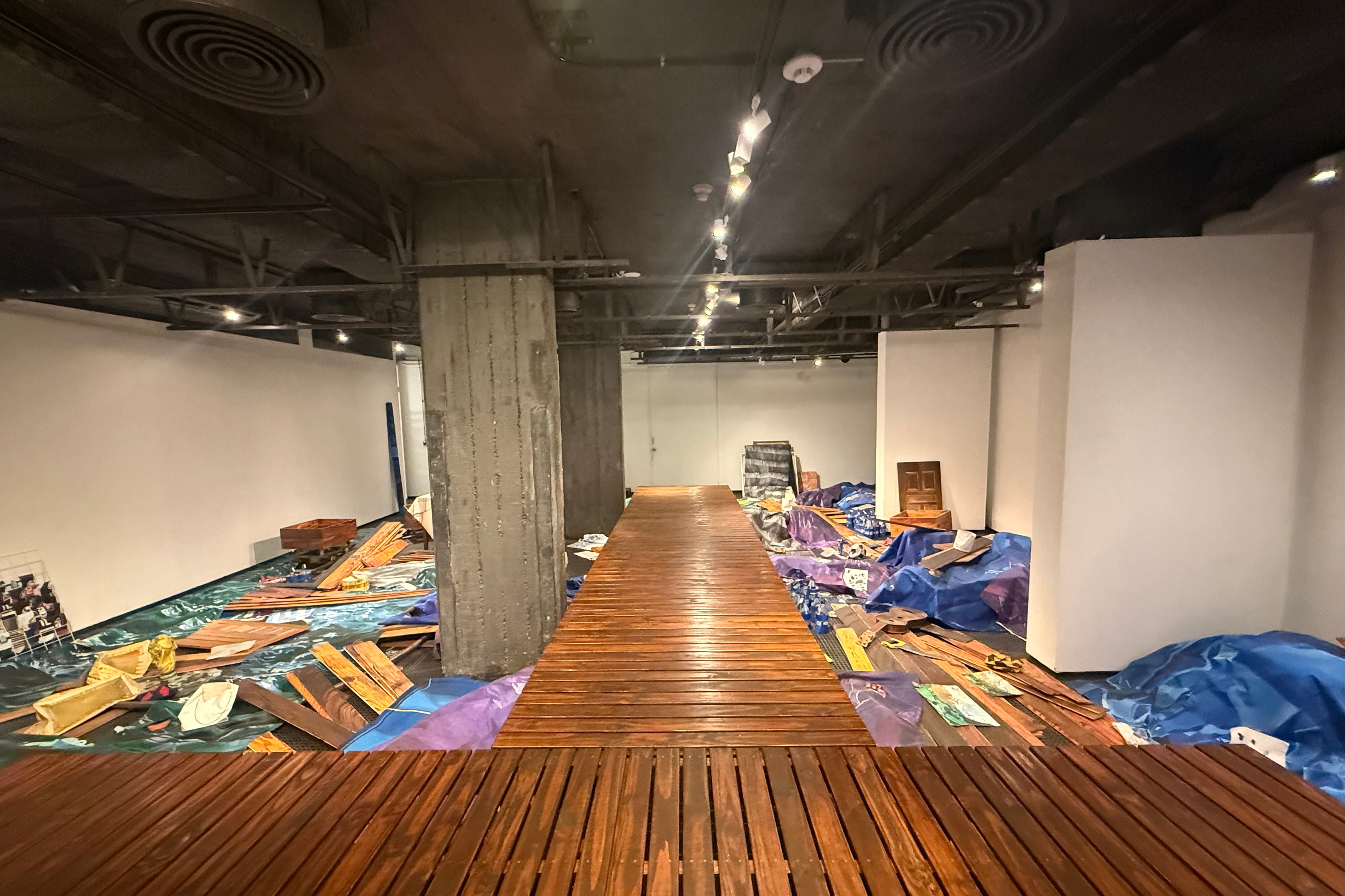 Vista de la instalación de Mariana López en la Fundación Klemm. Abajo: Otra vista de la Obra de Mariana López.