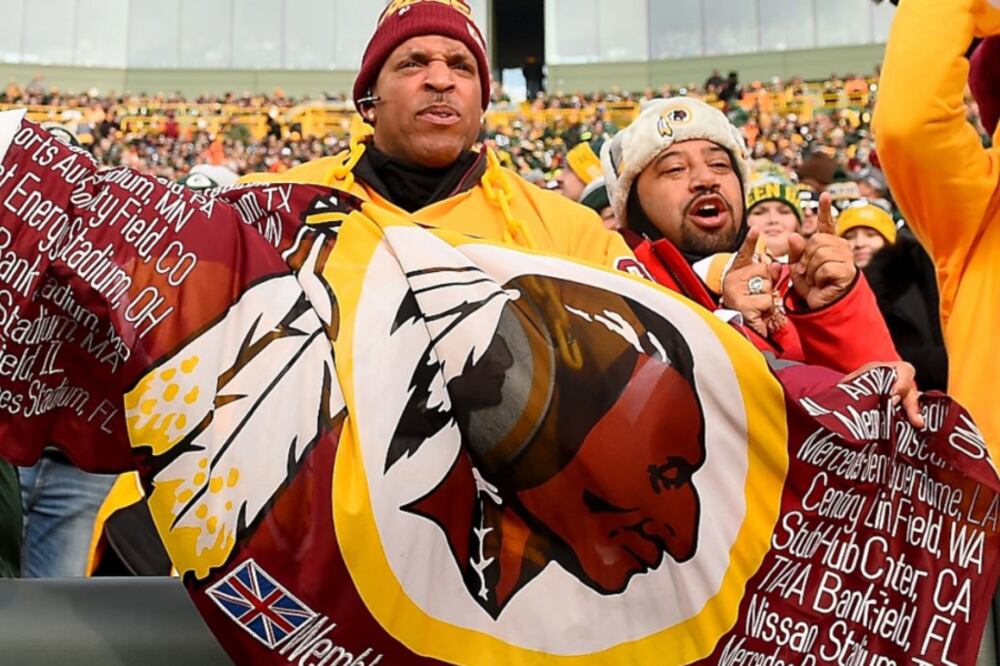El nombre y el logo del equipo de Washington está considerado racista.