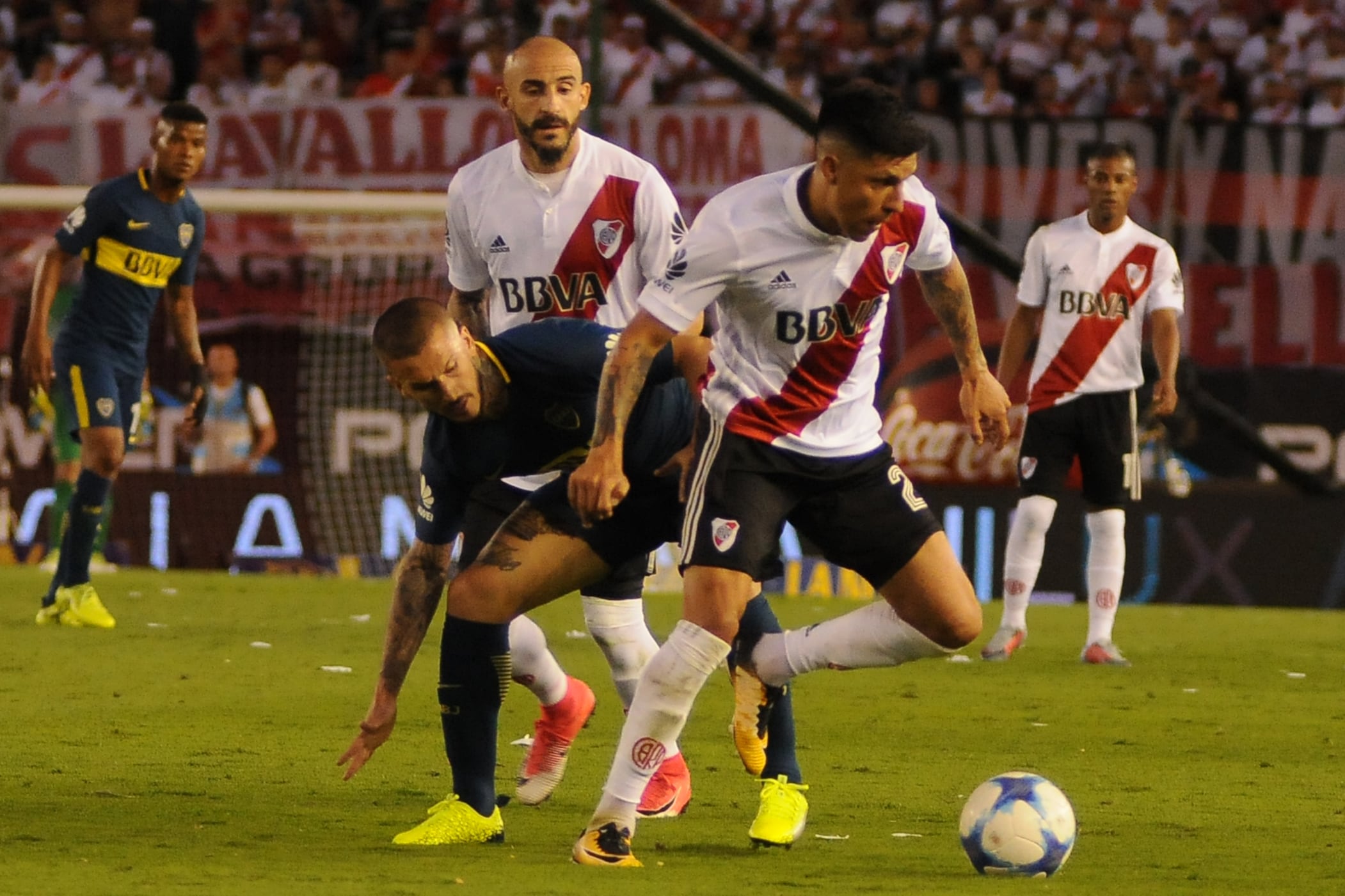 El último Superclásico por la Superliga fue en la Bombonera.