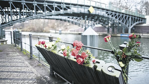 El memorial de Rosa Luxemburgo, en Berlín, cubierto de flores en el centenario de su muerte.