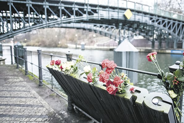 El memorial de Rosa Luxemburgo, en Berlín, cubierto de flores en el centenario de su muerte.