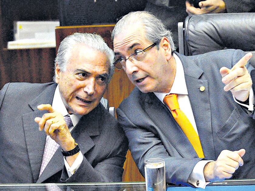 Temer (Izq.) fue filmado dando su aval al pago de coimas para silenciar al ex diputado Cunha (Der.).