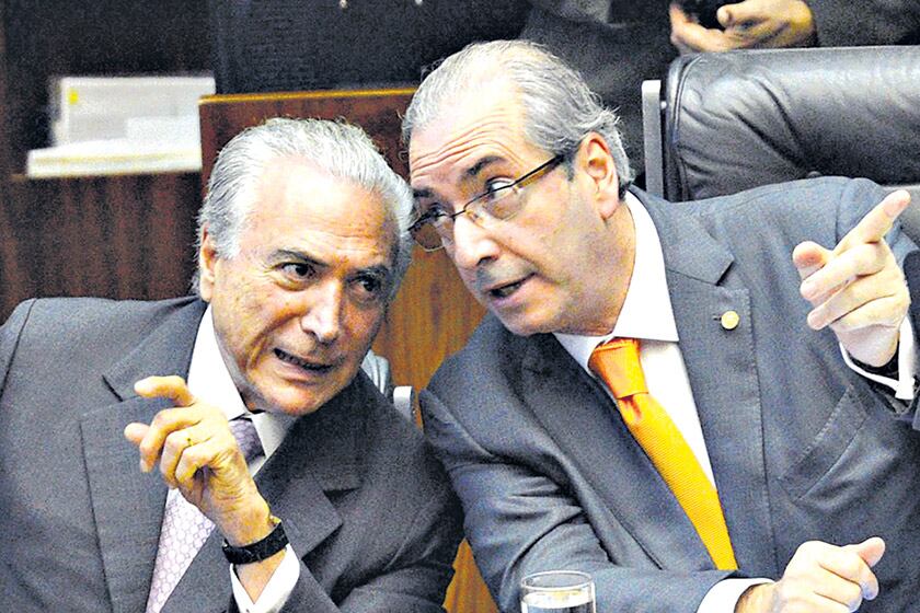 Temer (Izq.) fue filmado dando su aval al pago de coimas para silenciar al ex diputado Cunha (Der.).