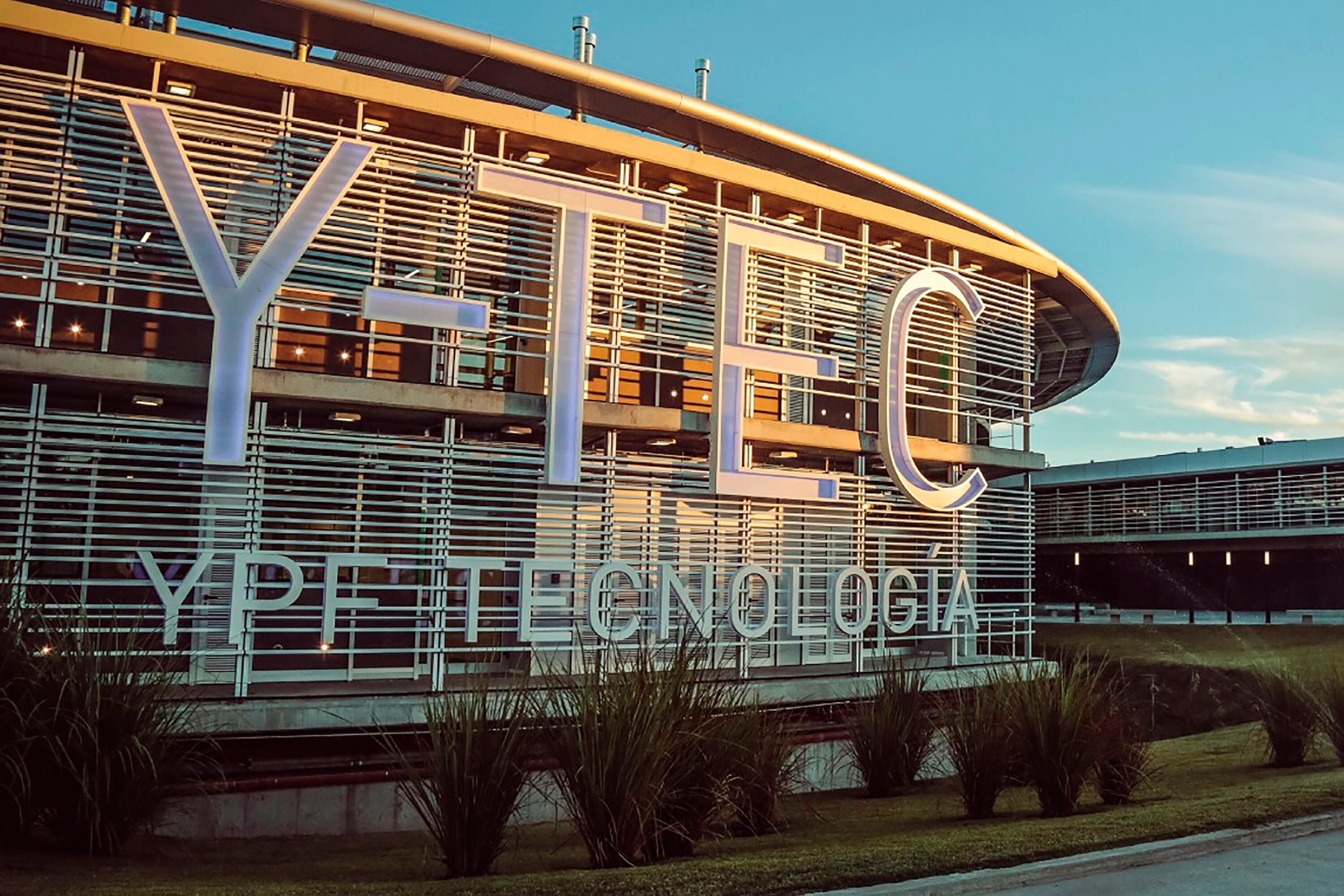 Y-TEC es una empresa que depende de la petrolera de mayoría estatal YPF. 