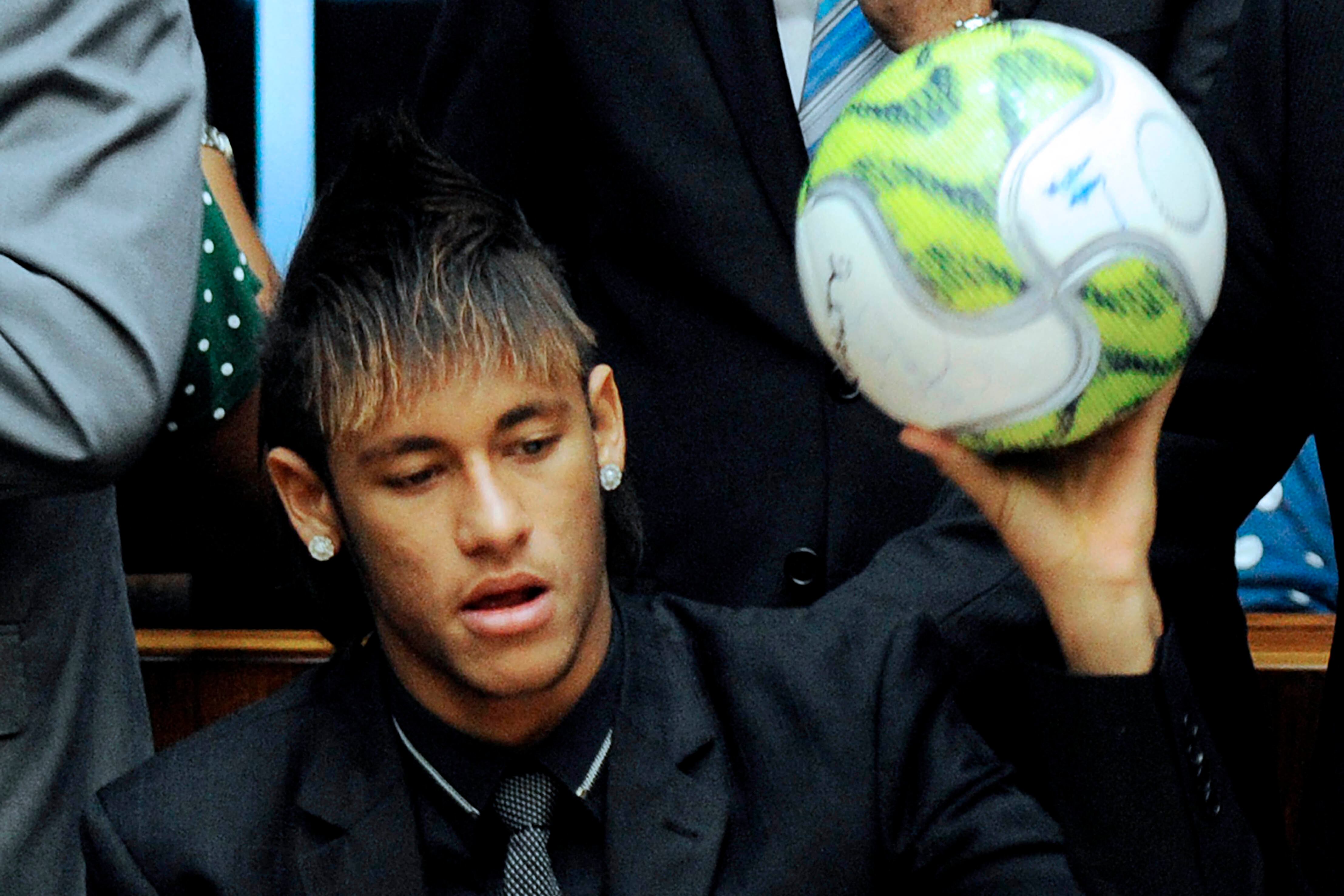 Neymar, en 2012, cuando el Santos le regaló la pelota con su firma al Congreso