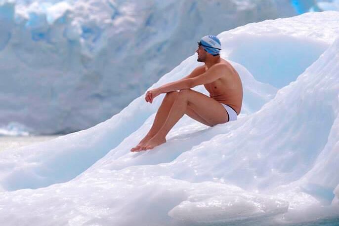 Matías Ola, nadador de aguas abiertas en el Glaciar Perito Moreno.
