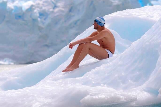Matías Ola, nadador de aguas abiertas en el Glaciar Perito Moreno.