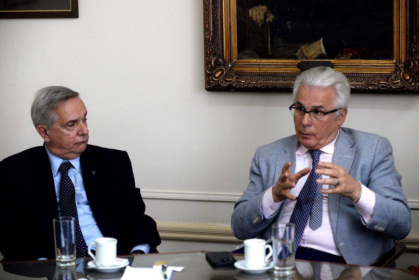 Baltasar Garzón junto al decano de Derecho de La Plata Miguel Berri. 