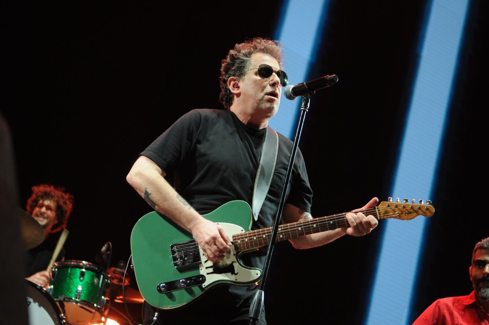 Calamaro inició la cabalgata con "Output-Input", de su disco El Salmón