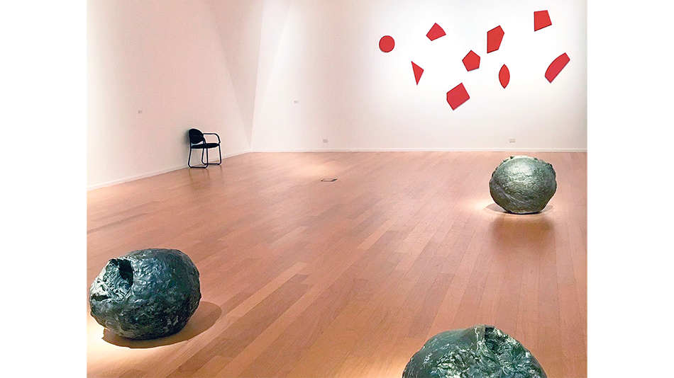 Vista parcial de uno de los espacios dedicados a la obra de Lucio Fontana.