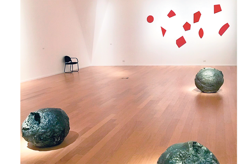 Vista parcial de uno de los espacios dedicados a la obra de Lucio Fontana.