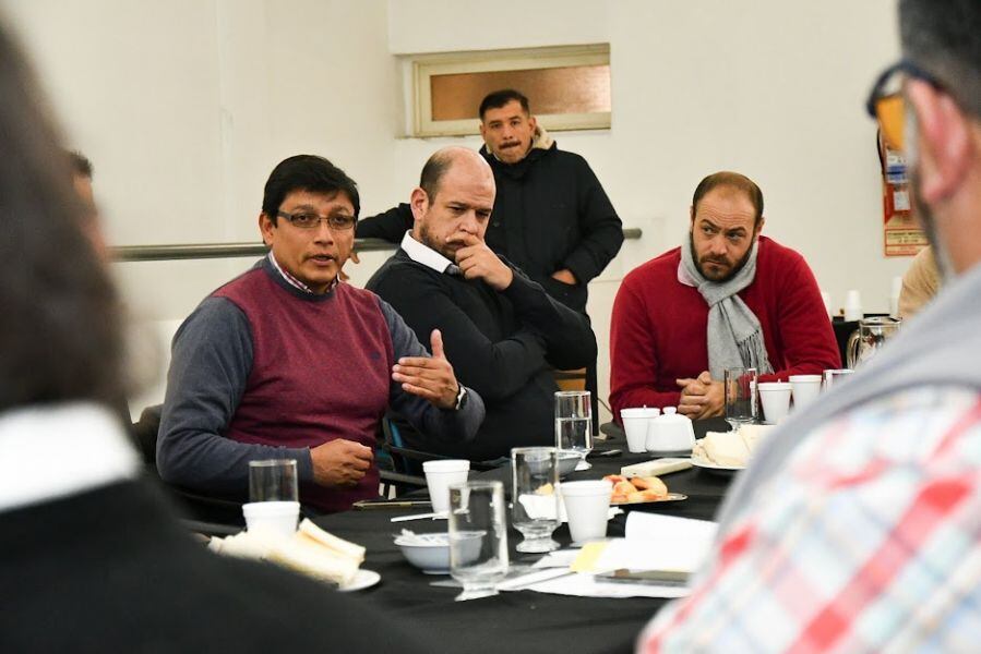 Autoridades de la Cámara Hotelera y Gastronómica reunidos con representantes del Ente Regulador.