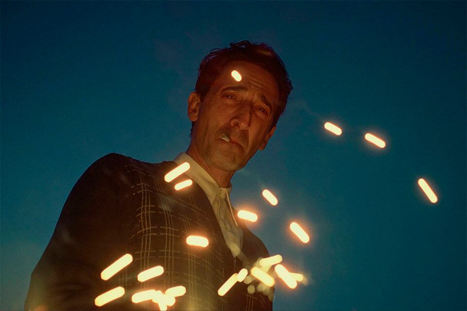 Adrien Brody comienza el film haciendo descubrir una Estatua de la Libertad invertida.