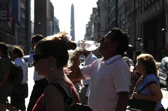La temperatura llegará hoy a los 38 grados, y luego bajará con la llegada de la lluvia.
