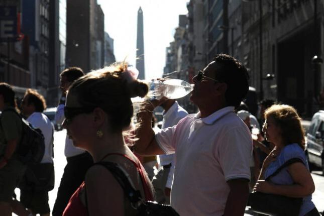 La temperatura llegará hoy a los 38 grados, y luego bajará con la llegada de la lluvia.