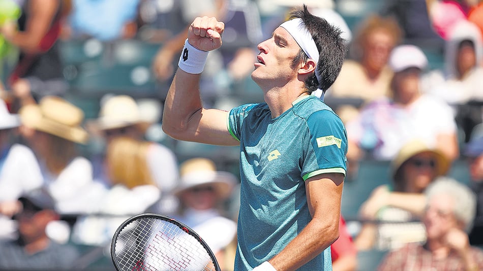 Mayer necesitó más de dos horas y tres sets para completar su debut victorioso.