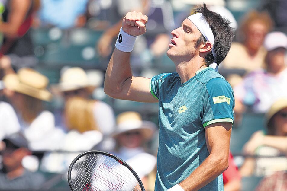 Mayer necesitó más de dos horas y tres sets para completar su debut victorioso.