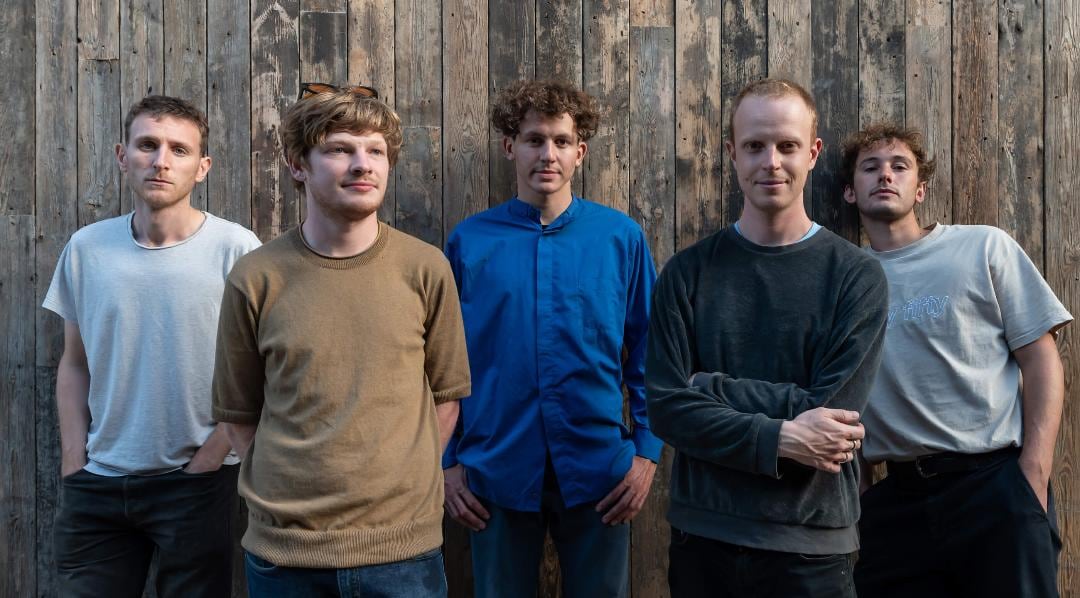 Squid proviene de Brighton, una ciudad inglesa con una rica tradición musical. 