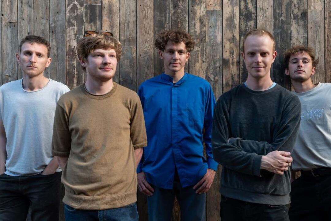 Squid proviene de Brighton, una ciudad inglesa con una rica tradición musical.