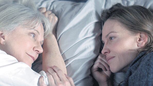Blythe Danner y Hilary Swank, madre e hija en un reencuentro hecho a medida para sus lucimientos.