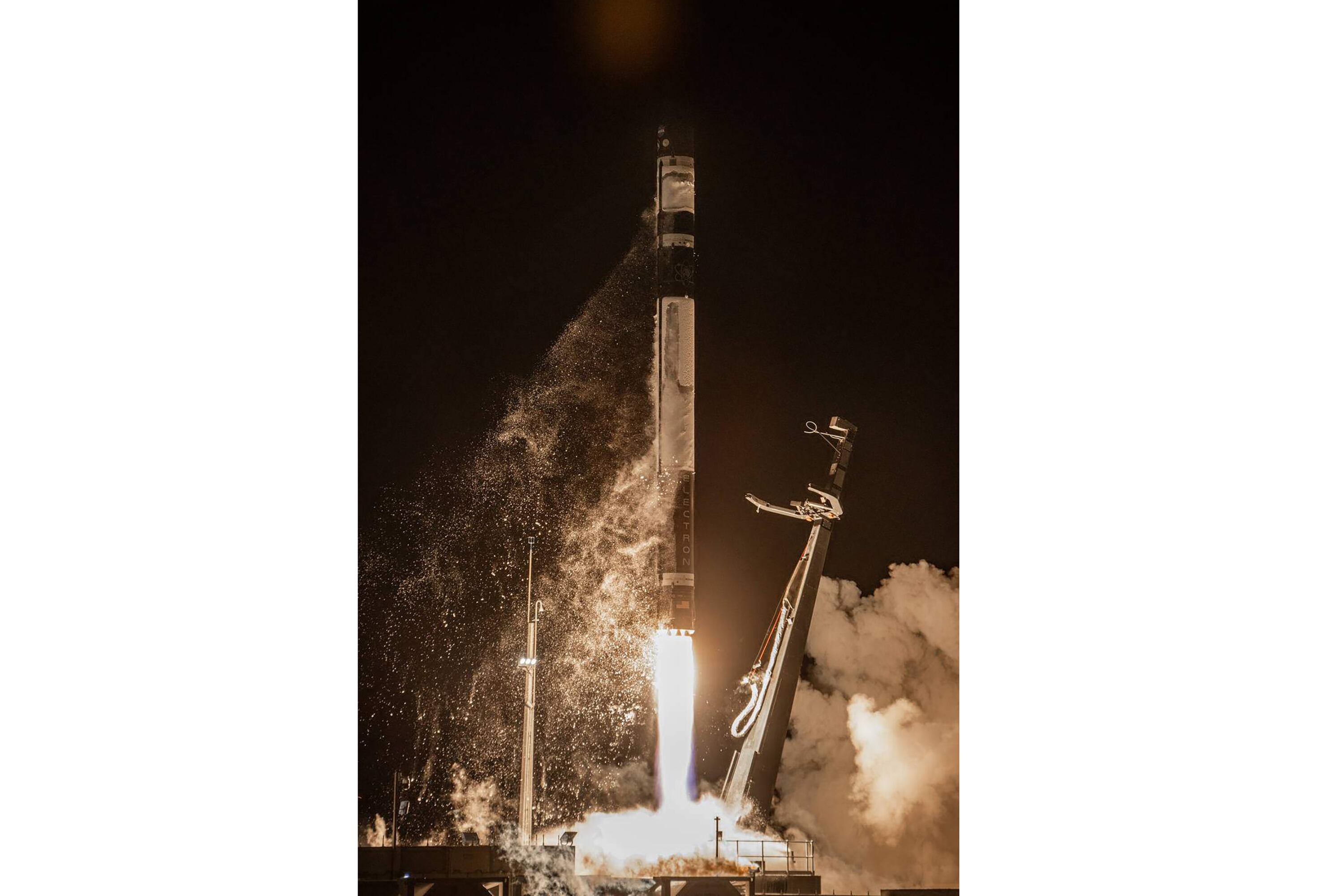 El satélite fue lanzado desde Nueva Zelanda y es apenas más grande que un horno microondas.