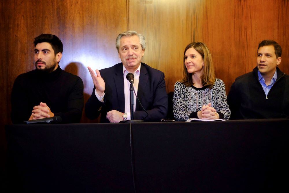 Alberto Fernández, en conferencia de prensa, junto con Facundo Moyano, la candidata a la intendencia de General Pueyrredón Fernanda Raverta y el intendente del Partido de la Costa, Juan Pablo de Jesús.