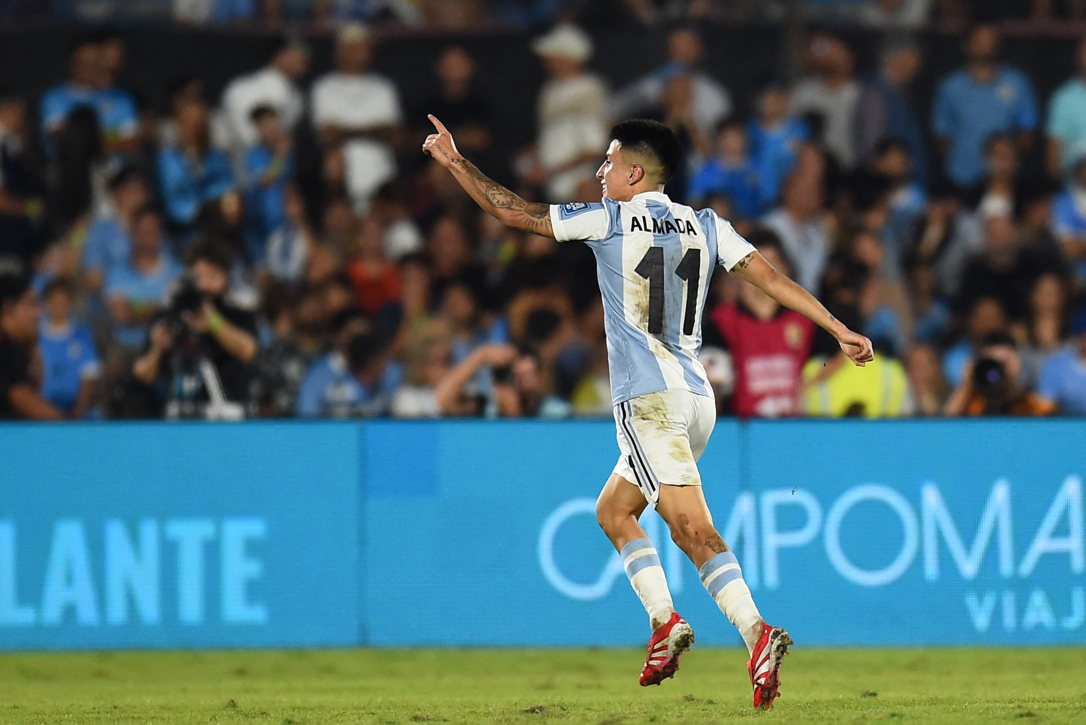 Almada marcó su tercer gol en siete partidos con la Mayor. Sí, lleva la 11 de Fideo.