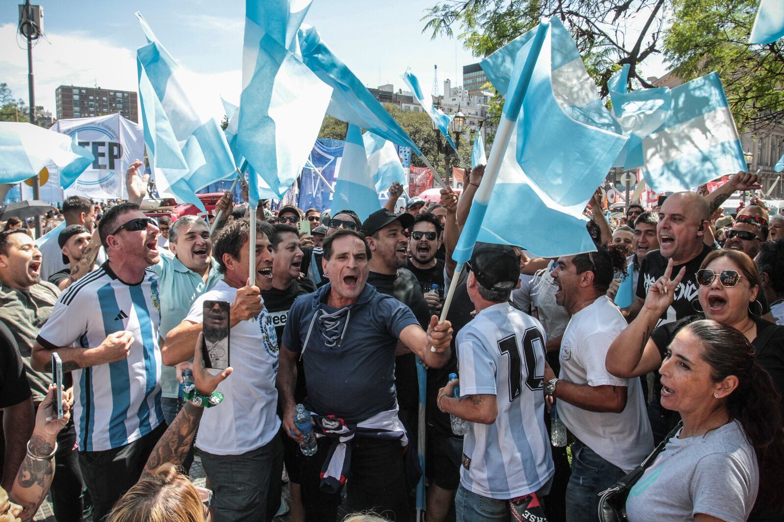 Milei pretende institucionalizar el protocolo antipiquetes en el paquetazo de la ley ómnibus