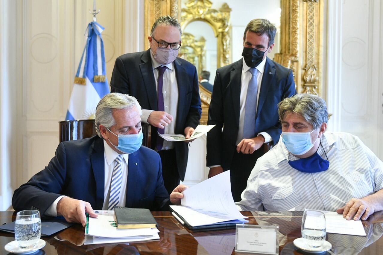 Fernández sentado junto a Ricardo Pignanelli.