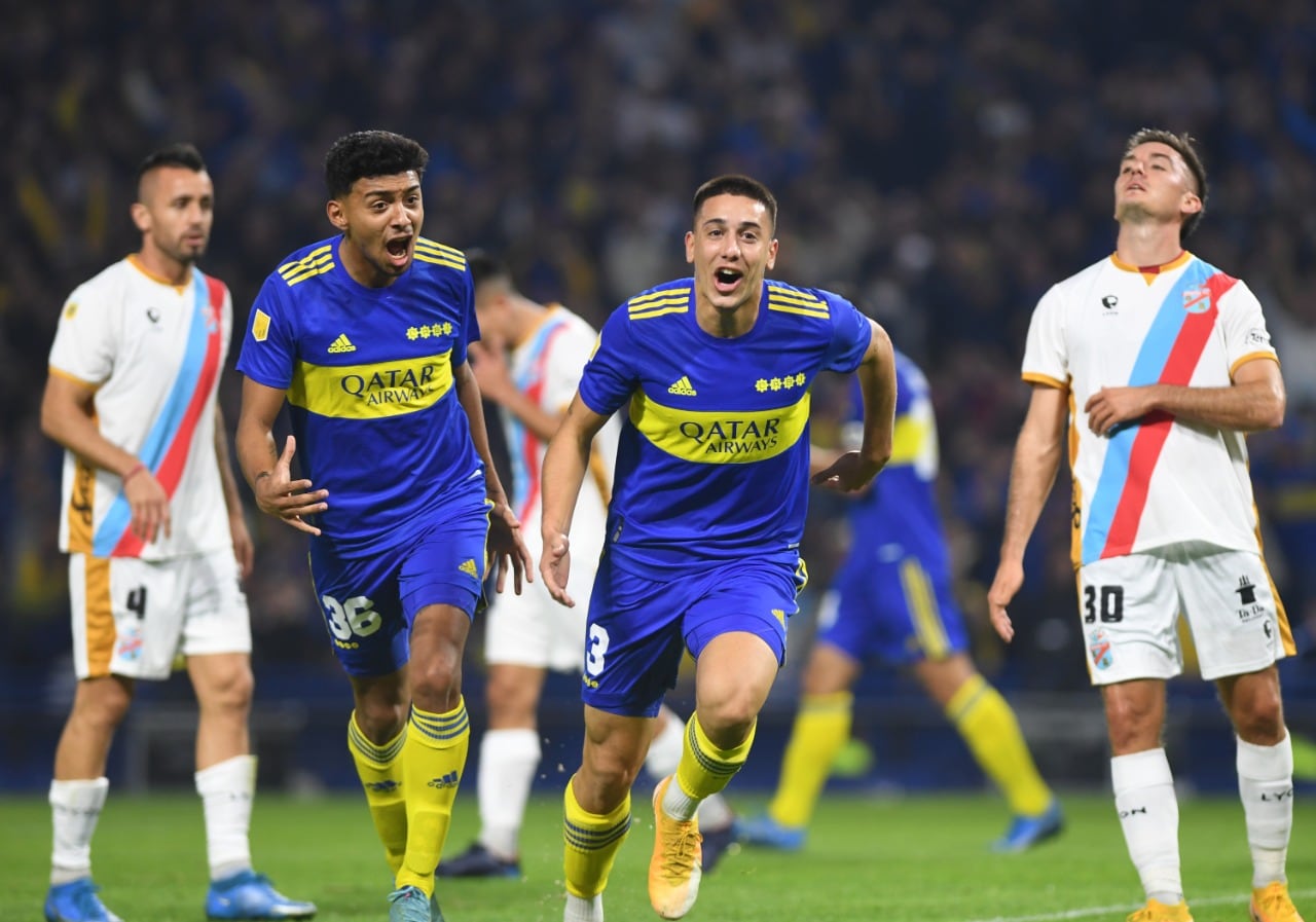 Sández inicia el festejo de su gol, el primero de Boca
