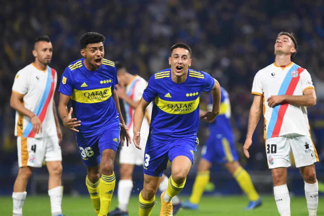 Sández inicia el festejo de su gol, el primero de Boca