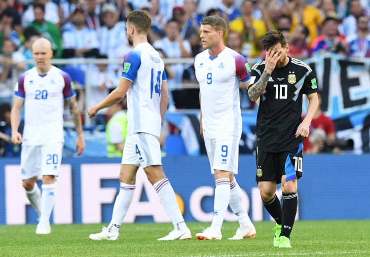 Messi se lamenta tras el fin del partido con Islandia.