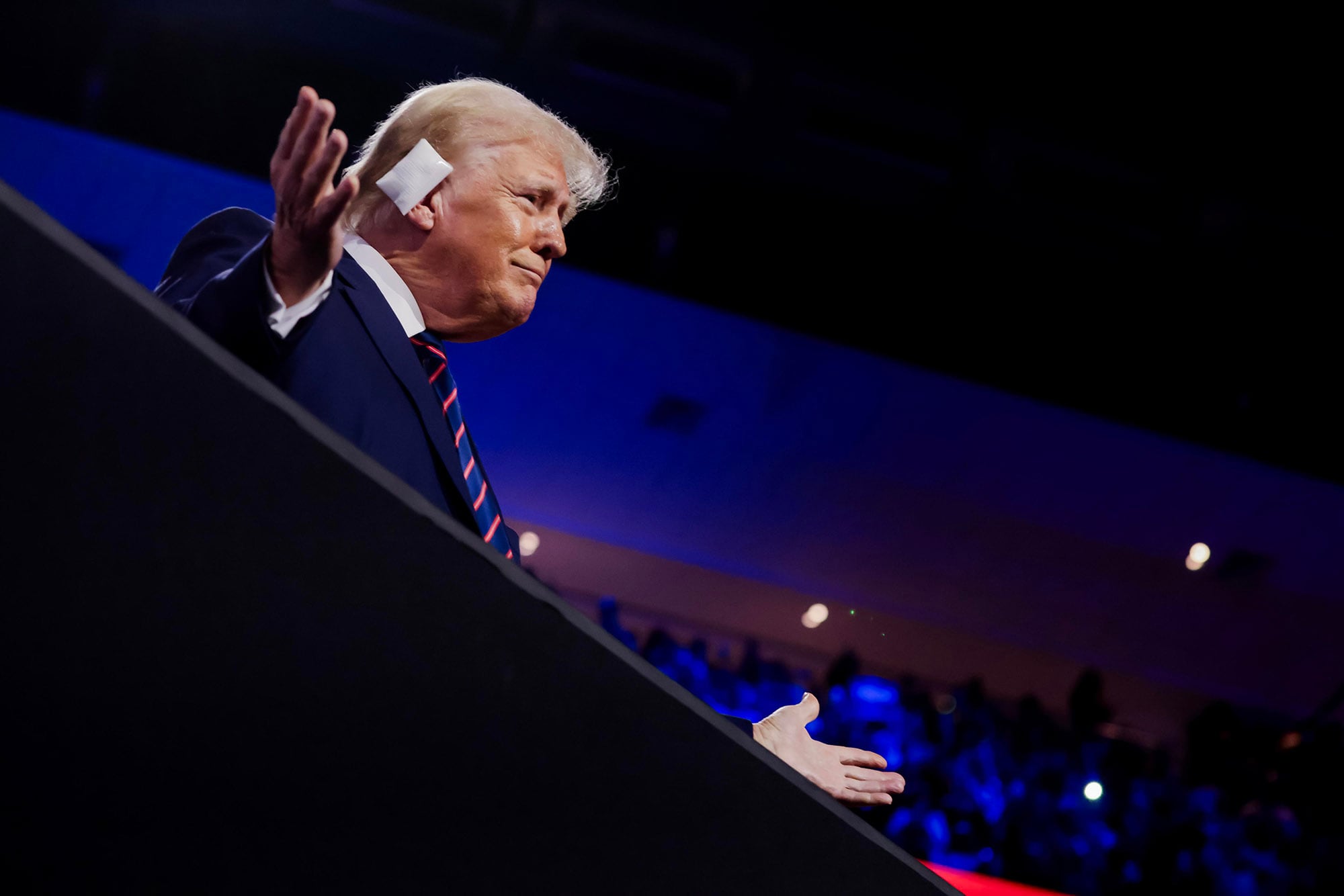 Trump saluda en la convención del Partido Republicano.