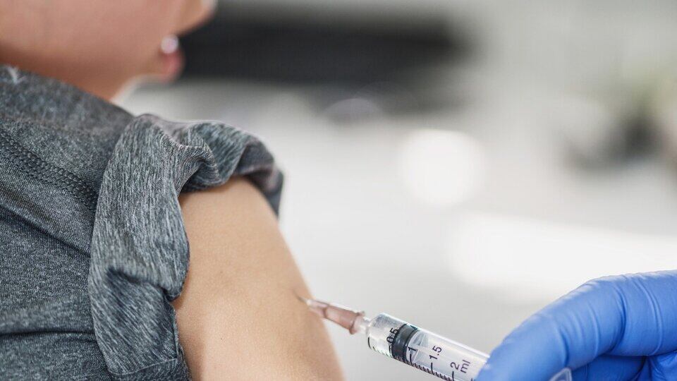 A partir de 2026 la segunda dosis de la vacuna contra el sarampión se aplicará a los 18 meses.