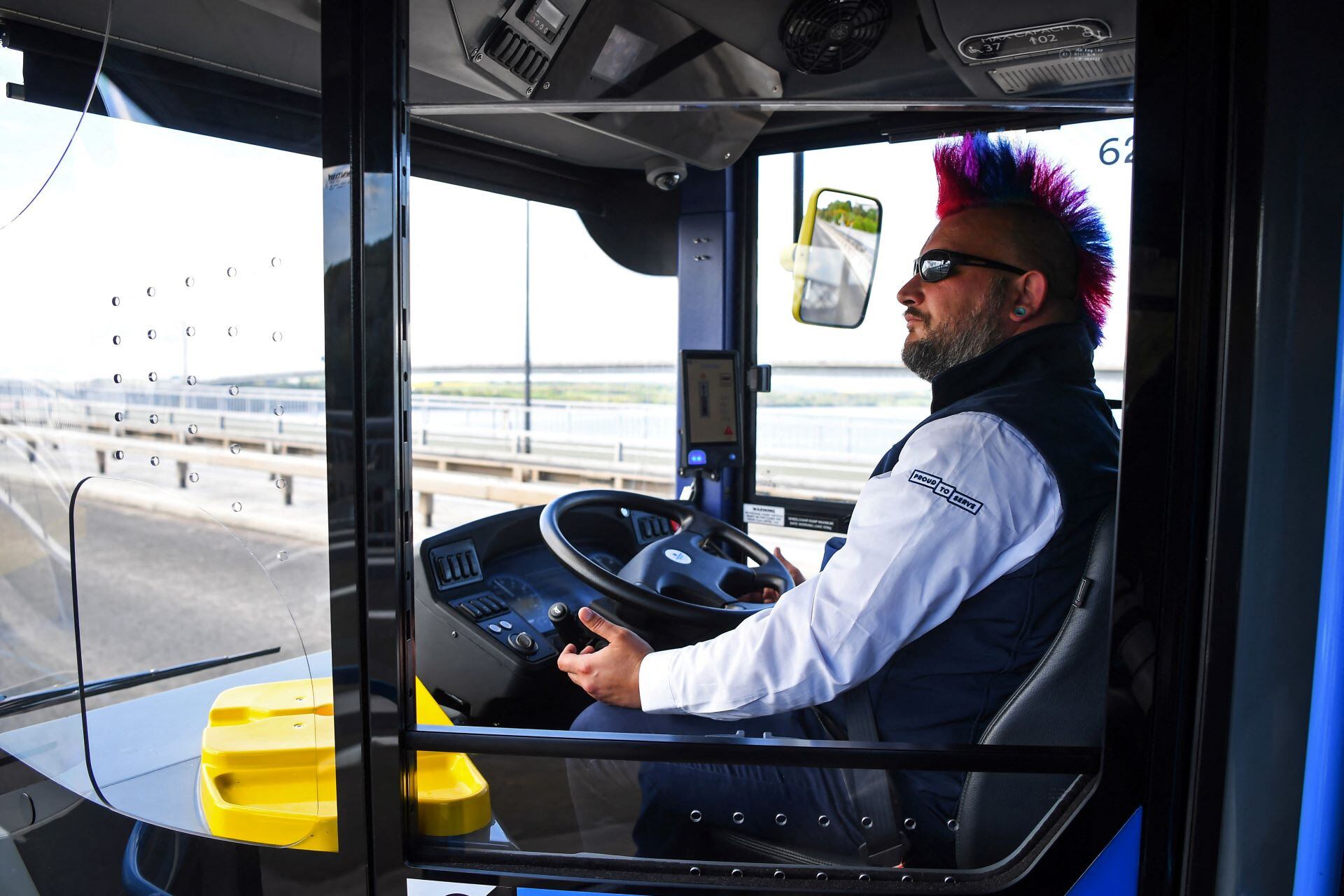 Un conductor supervisa el sistema de un autobús autónomo en Escocia, antes de que la línea comience a funcionar el lunes 15 de mayo. Imagen: AFP