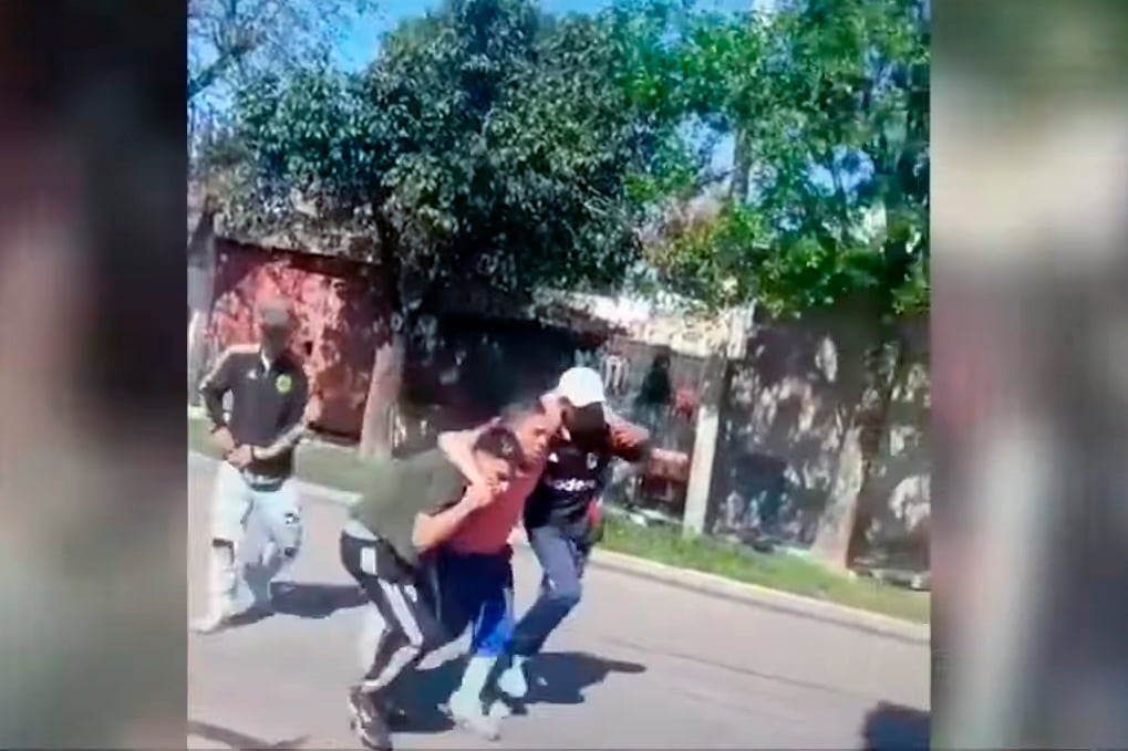 Un herido en el enfrentamiento frente a la escuela.