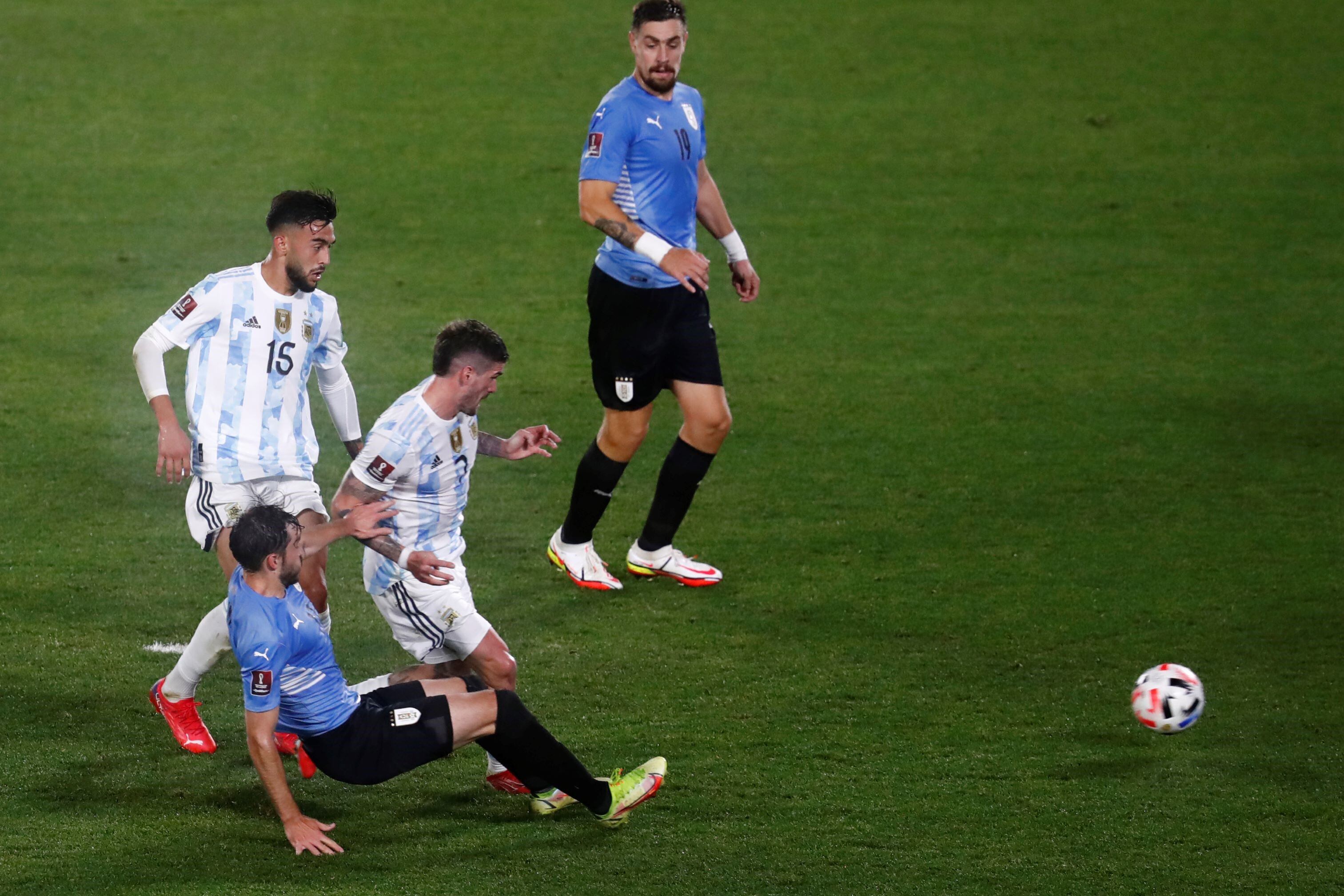 El último enfrentamiento ante Uruguay de local fue el 10 de octubre de 2021 en el Monumental, con baile 3-0 para los de Scaloni