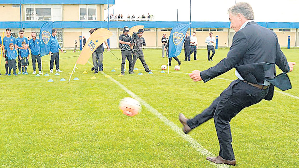 Macri prueba puntería en Casa Amarilla. Su sueño de que haya SA en el fútbol empezó cuando presidió Boca.
