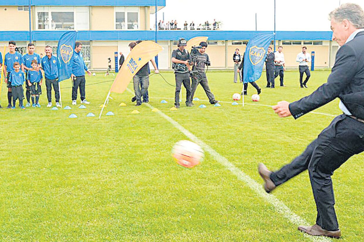 Macri prueba puntería en Casa Amarilla. Su sueño de que haya SA en el fútbol empezó cuando presidió Boca.