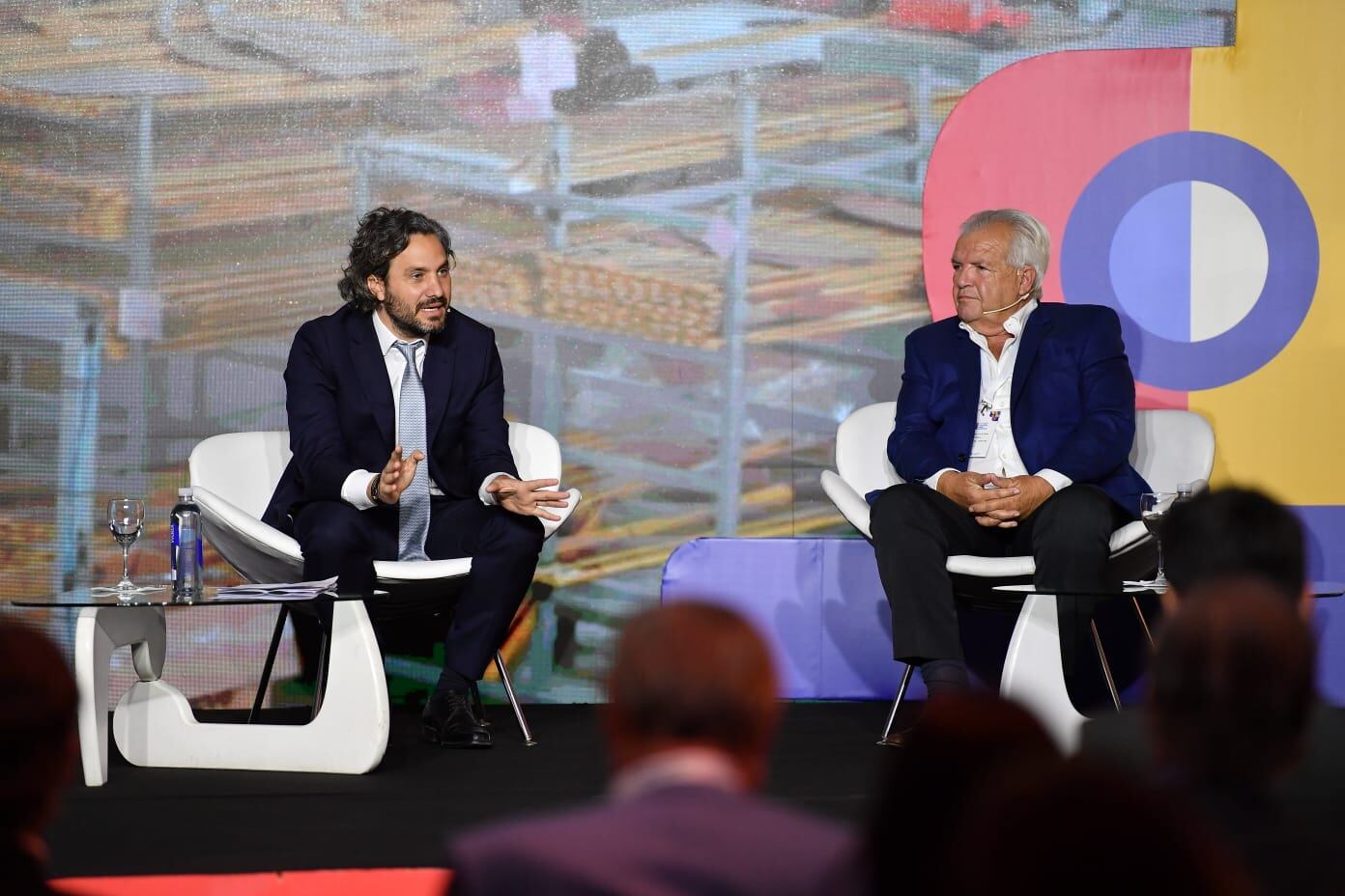 El panel del cambio sorpresivo. Betnaza sentado con el canciller Cafiero.