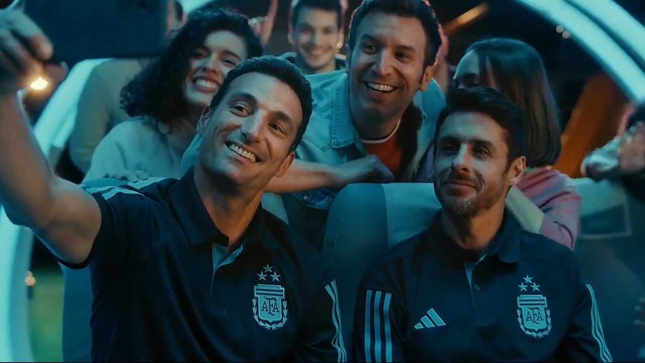 Lionel Scaloni y Pablo Aimar en un momento del aviso. 