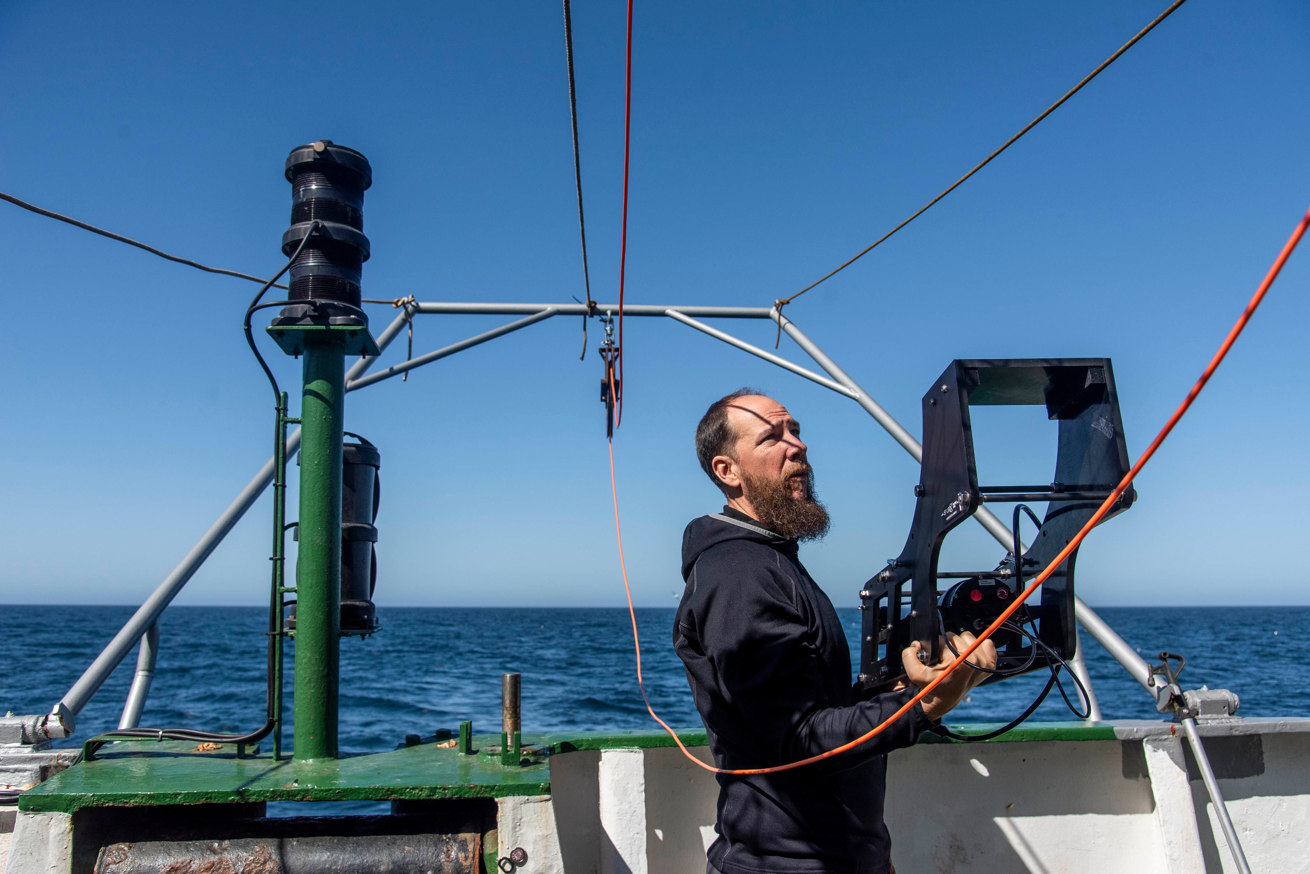 El biólogo Martín Brogger, con la cámara que documentó el estado del lecho marino.
