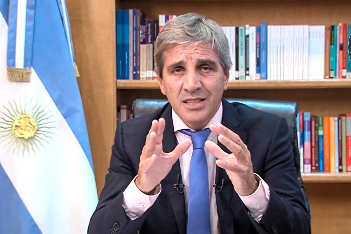 Luis Caputo quiere bajar las jubilaciones con la excusa de "aumentarlas".