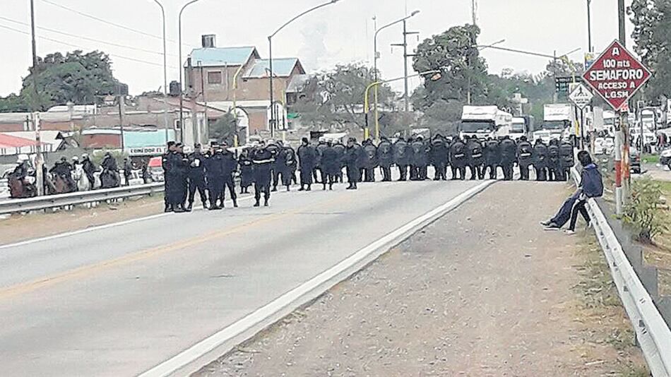 Los policías arremetieron contra los manifestantes, que resistieron y se mantuvieron en la ruta.
