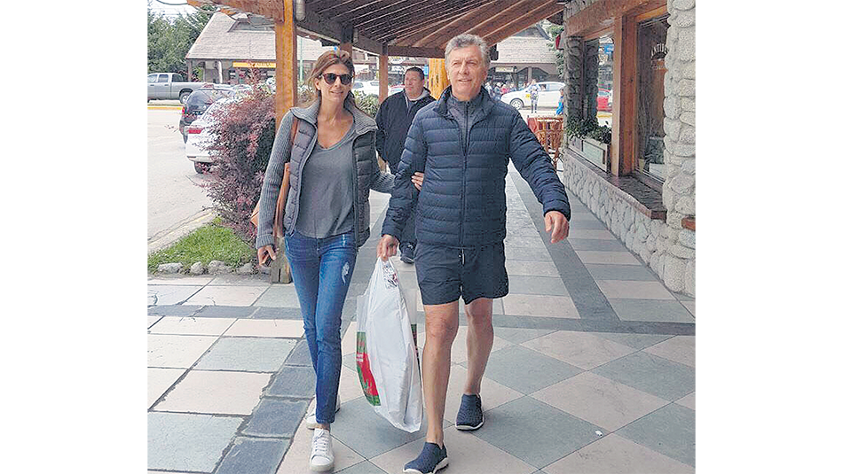Macri y su esposa Juliana Awada durante el descanso de 23 días en el Sur.