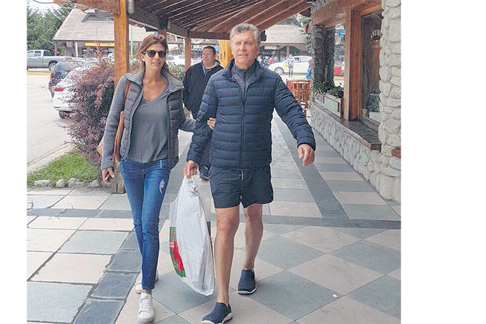 Macri y su esposa Juliana Awada durante el descanso de 23 días en el Sur.