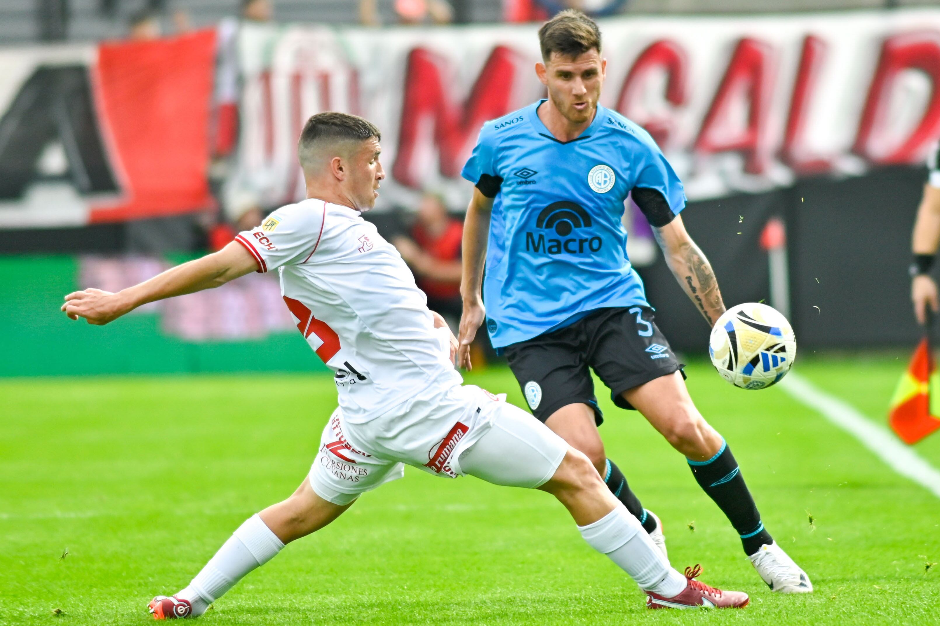 Adrián Sporle vs. Facundo Mater. El lateral de Belgrano fue clave.