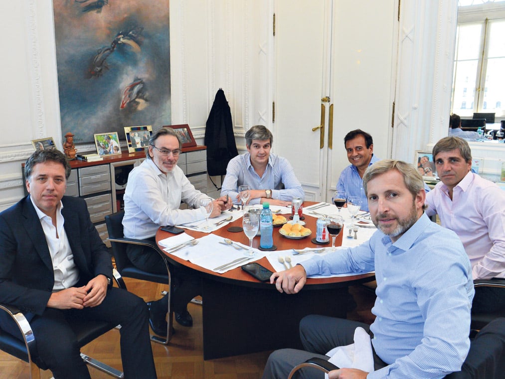 Frigerio encabezó la reunión con Dujovne (izquierda) y Caputo (detrás del primero), flamantes ministros.