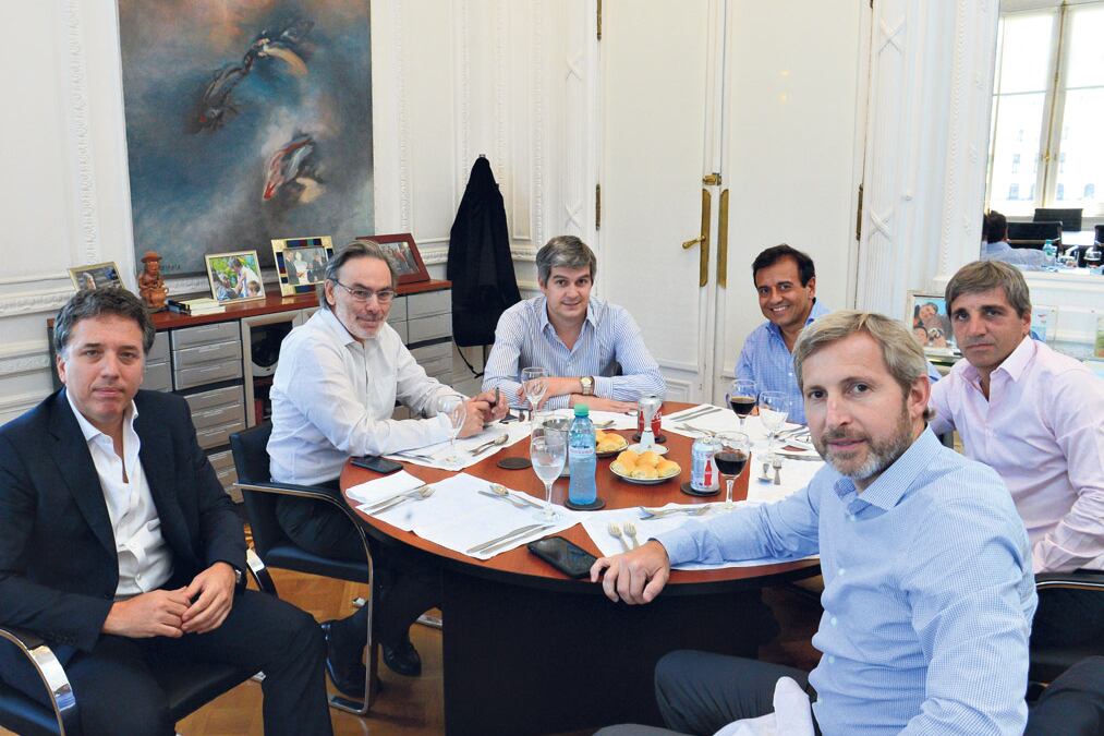 Frigerio encabezó la reunión con Dujovne (izquierda) y Caputo (detrás del primero), flamantes ministros.