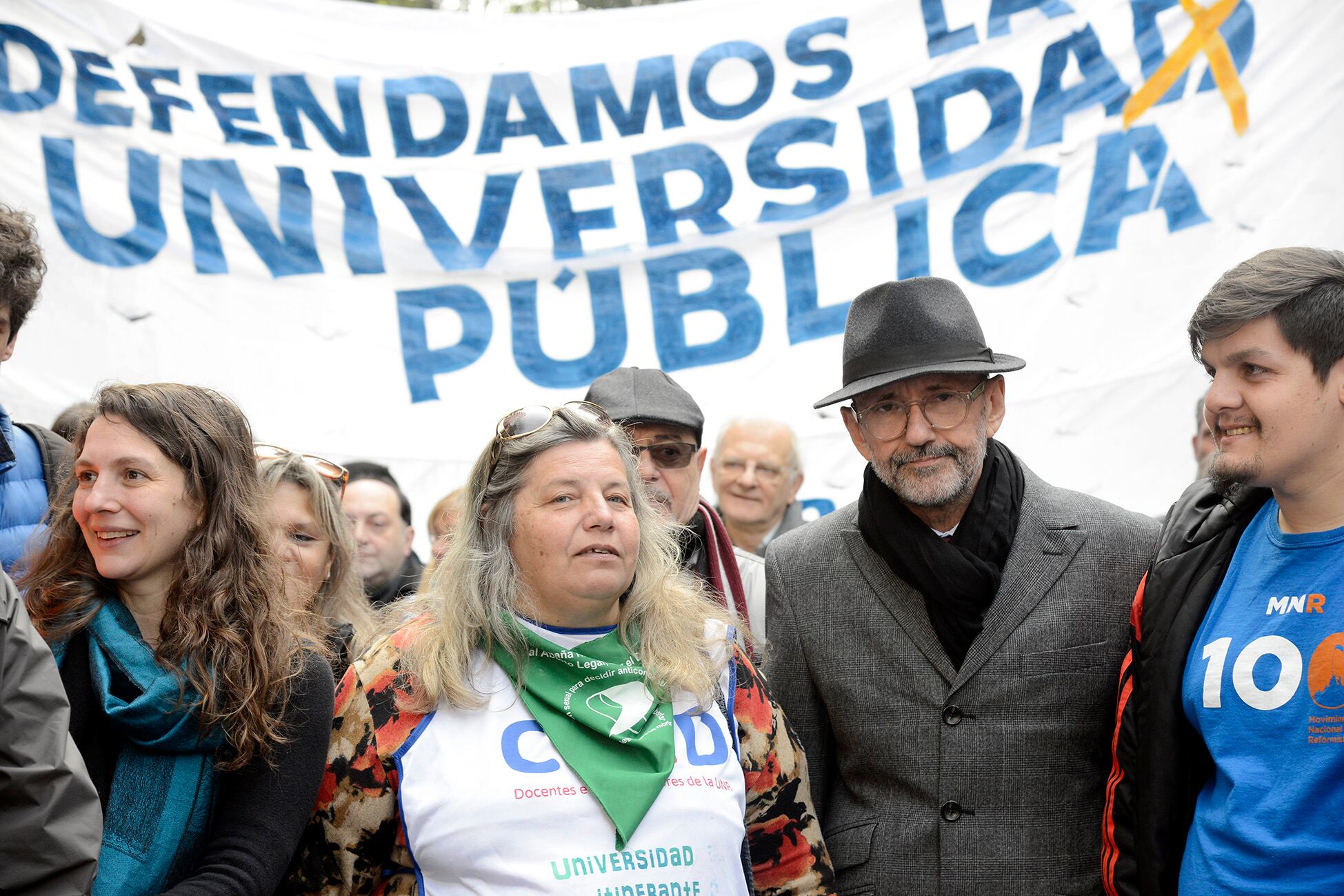 Las banderas de centros de estudiantes se mezclaban con las de otras organizaciones.